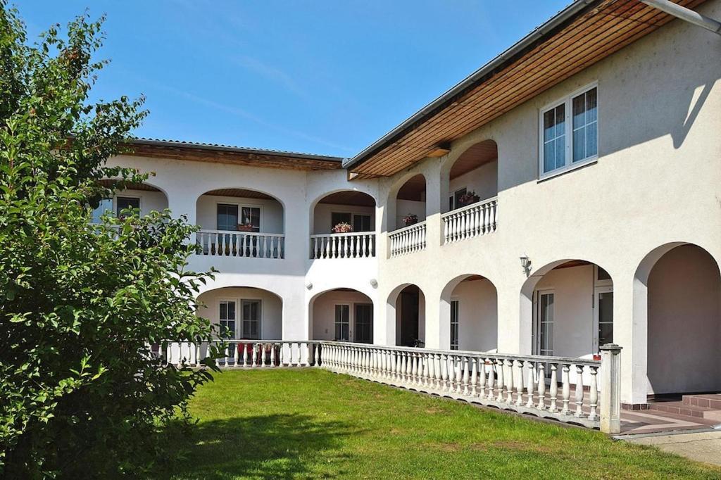 Apartment In Podersdorf Am See With A Bicycle Storage Kültér fotó